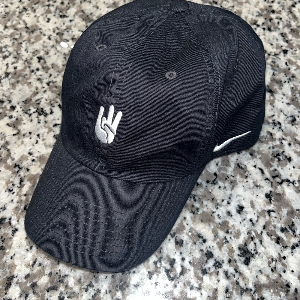 Nike Heritage 86 Black Hat Rare 3 Finger Hand Logo Adjustable Baseball Cap